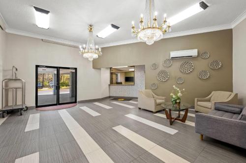 ล็อบบี้, Super 8 By Wyndham Homewood Birmingham Area near โบสถ์แบ๊บติสต์ถนนที่ 16