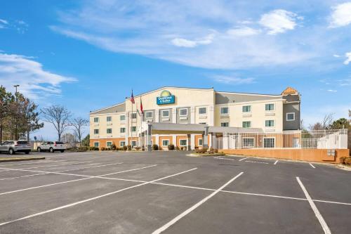 . Days Inn & Suites by Wyndham Union City