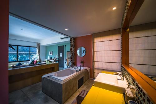 room detail thumbnail 2