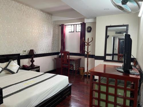 Center Orient Hotel - image 2