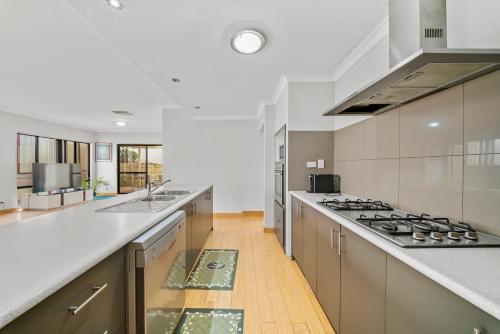 Perth Airport Stay 5BR House with 6 Beds &Parking in Canning Völgy