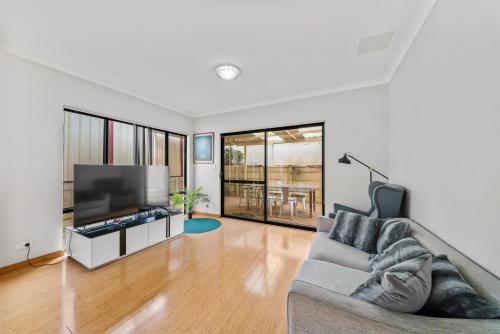 Perth Airport Stay 5BR House with 6 Beds &Parking in Canning Völgy