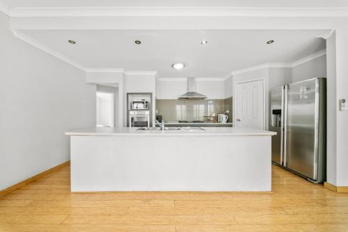 Perth Airport Stay 5BR House with 6 Beds &Parking in Canning Völgy