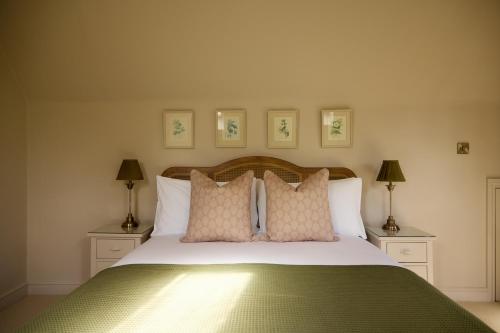 Great Ashley Farm Shepherds Huts and Cottage - Little Solsbury Hill