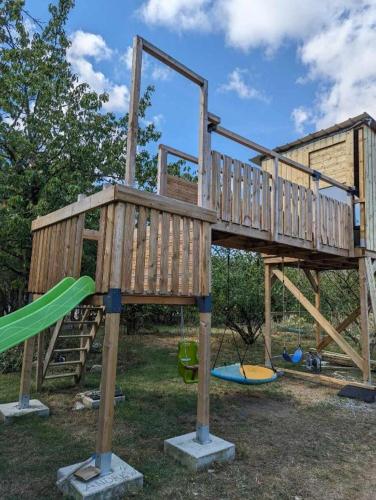 Spēļu laukums, Gite de campagne avec SPA privatif in Lezay