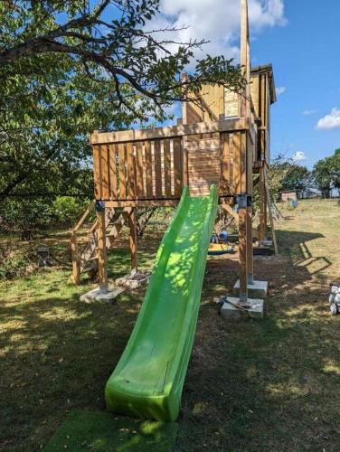 Spēļu laukums, Gite de campagne avec SPA privatif in Lezay