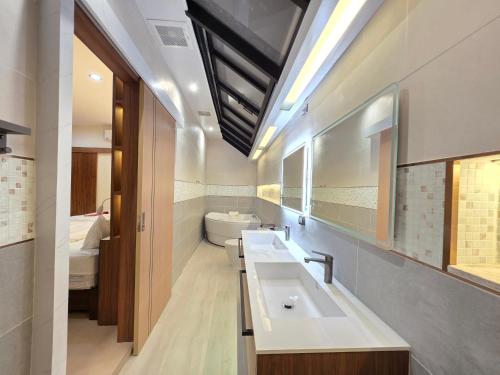 room detail thumbnail 2