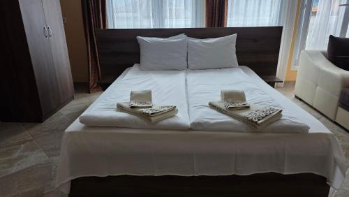 1 queen bed, 1 sofa bed
