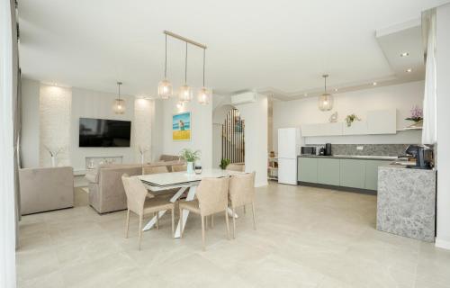 Вітальня, Luxury 3 bedroom villa with Private pool, jacuzzi and sea view in Лозенец