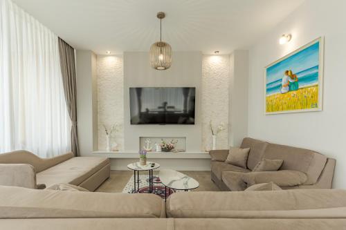 Luxury 3 bedroom villa with Private pool, jacuzzi and sea view in Лозенец