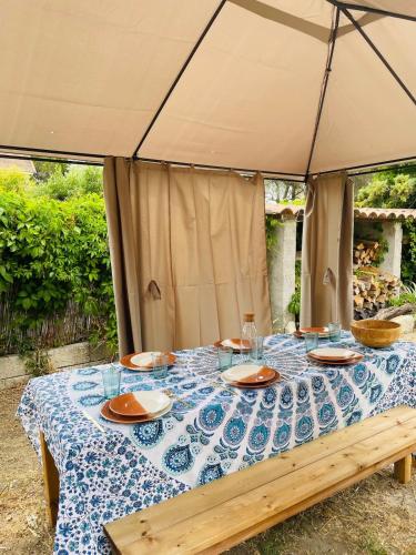 Spacious house with swimming pool 10 min from Avignon in Les Angles (Languedoc-Roussillon)