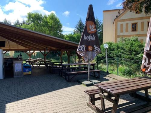 Kemp v areálu pivovaru Malý Janek s vlastním stanem (Kemp v arealu pivovaru Maly Janek s vlastnim stanem) in Jince