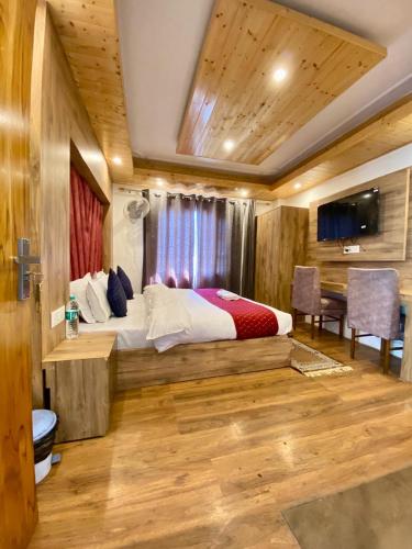 Green Park hotel !! Mall Road !! Open terrace View mountain Rooms !! – khách sạn tại Siyal