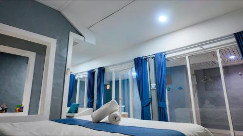 room detail thumbnail 1