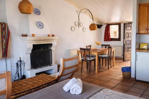 Konyha, Loft con chimenea y terraza con vistas - Cal Caterino in Montsonis
