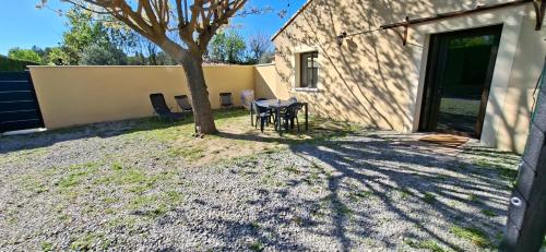 Gîte neuf tout équipé - 2 chambres, jardin privatif, clim & parking (Gite neuf tout equipe - 2 chambres, jardin privatif, clim & parking) in Galargues