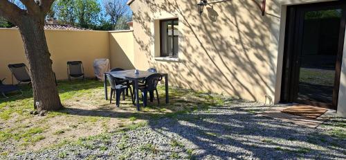 Gîte neuf tout équipé - 2 chambres, jardin privatif, clim & parking (Gite neuf tout equipe - 2 chambres, jardin privatif, clim & parking) in Galargues