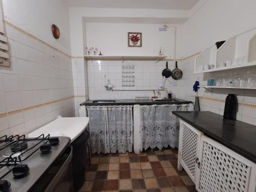 ห้องครัว, Suites & Hostel Manjericão (Suites & Hostel Manjericao) in ปาราตี