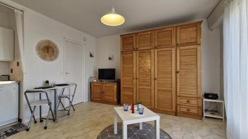 Royan - STUDIO LUMINEUX au calme - 30m de la PLAGE - Quartier du PARC - image 3