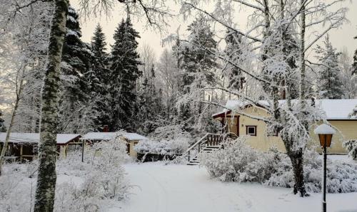 Swedish cottage near ocean in Marholmen