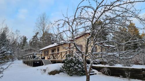 Swedish cottage near ocean in Marholmen