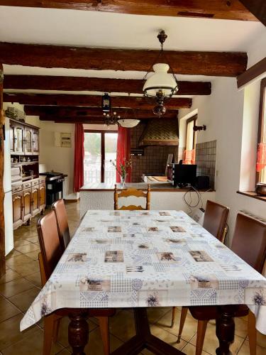 Escape to a Romantic Hideaway  Remote Work Haven in the Mountains, pet friendly in Fušī