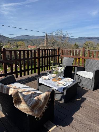 Escape to a Romantic Hideaway  Remote Work Haven in the Mountains, pet friendly in Fušī