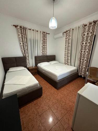 1 king bed, 1 twin bed