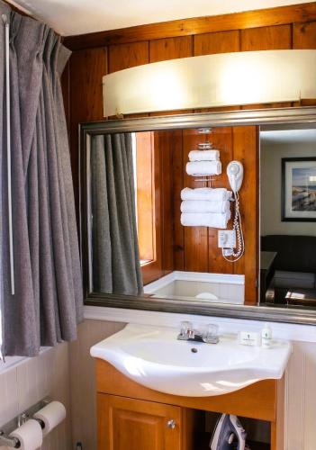 Sea Horse Inn and Cottages - image 34