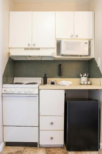 Sea Horse Inn and Cottages - image 42