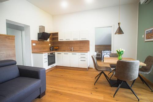 кухня, House Nizka & Apartments in Recica Ob Savinji