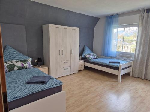 Bed, Monteurhaus Biedenkopf mit 4 Zimmern in Biedenkopf