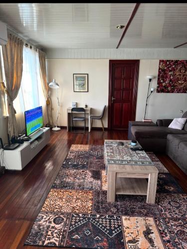 sala de TV, staylikehome guesthouse in Nieuw Nickerie