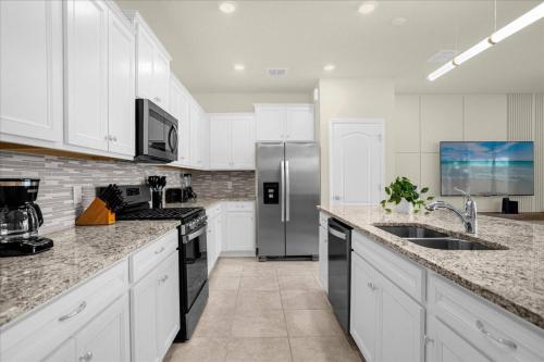 5 Bedrooms- 4,5 Bathrooms- Solterra 7538 Os in Davenport, USA