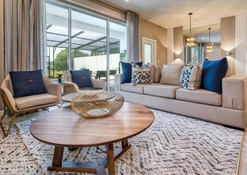 5 Bedrooms-4 Bathrooms- Solterra 7553os in Davenport, USA