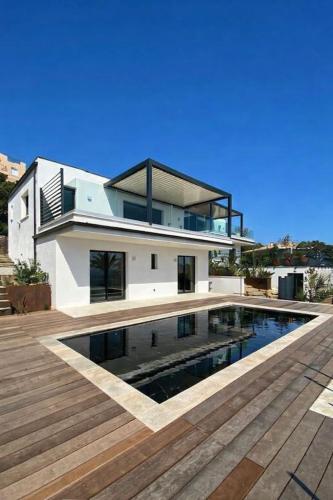Villa neuve contemporaine vue mer imprenable – khách sạn tại Les Issambres