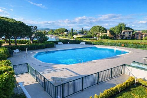 Trés beau Studio dans résidence calme avec 2 piscines,parking privé et proche des commerces et plage