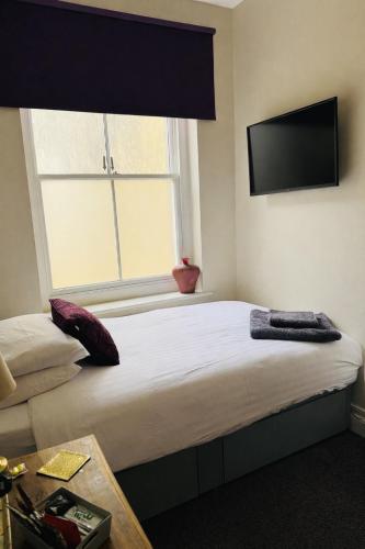 Bed for the night, Close to Beach, Shops , Train – khách sạn tại Maze Hill