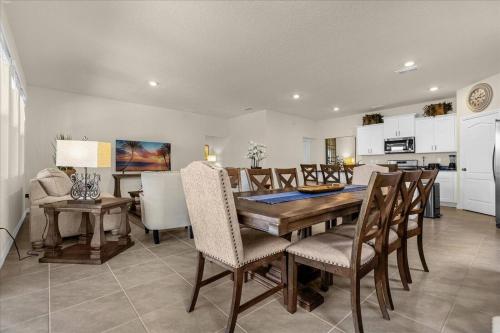 6 Bedrooms- 4,5 Bathrooms- Solterra 7639 Ol in Davenport, USA