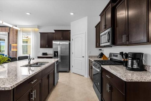 7 Bedrooms- 5 Bathrooms- Solterra 7684 Ol in Davenport, USA