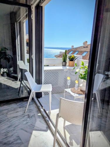 PIN4.1 - Beachfront 1BR near Port Beach