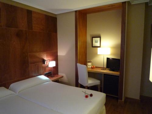 Hotel Picos de Europa Stop at Hotel Picos de Europa to discover the wonders of Arenas de Cabrales. The hotel offers guests a range of services and amenities designed to provide comfort and convenience. Free Wi-Fi in all ro