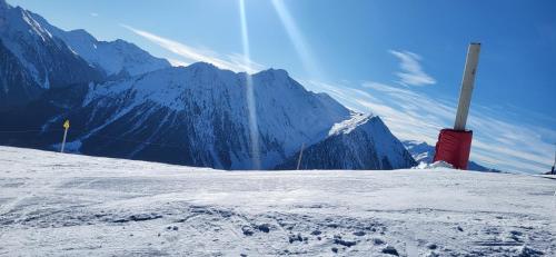 4 personnes au pied des piste et sentier de randonné