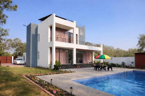 Spacious Villa with Pool & Sunlit Living Spaces in Sarai Sahjadi