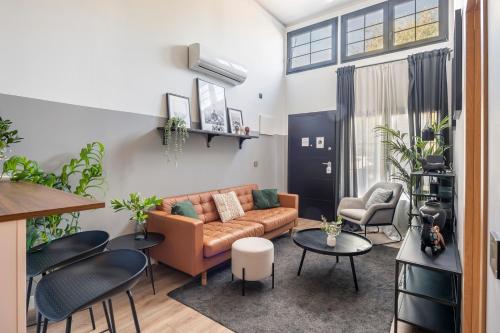 Elegant loft close to the airport by beBalmy