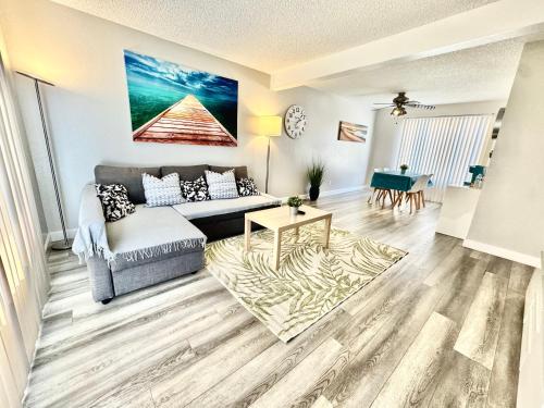 Beautiful home near Disneyland. Entire place! in Orange, USA