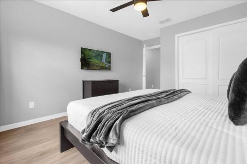 4 Bedrooms 3 Bathrooms Paradise Palms 8963 CP