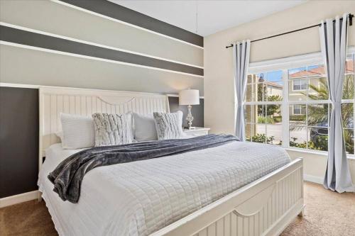 4 Bedrooms 3 Bathrooms Paradise Palms 8962 CP
