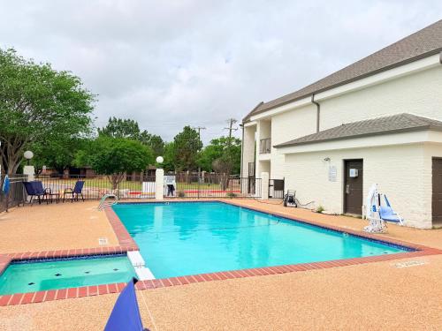 Days Inn by Wyndham Granbury - image 17
