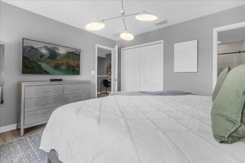 4 Bedrooms 3.5 Bathrooms Le Reve 4428 LR